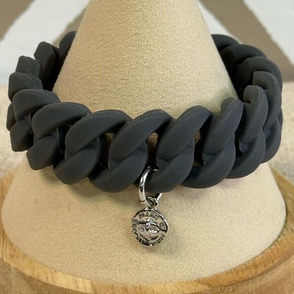 Marc Jacobs Gray & Silver Silicone Link Bracelet Turnlock Charm - Picture 1 of 3